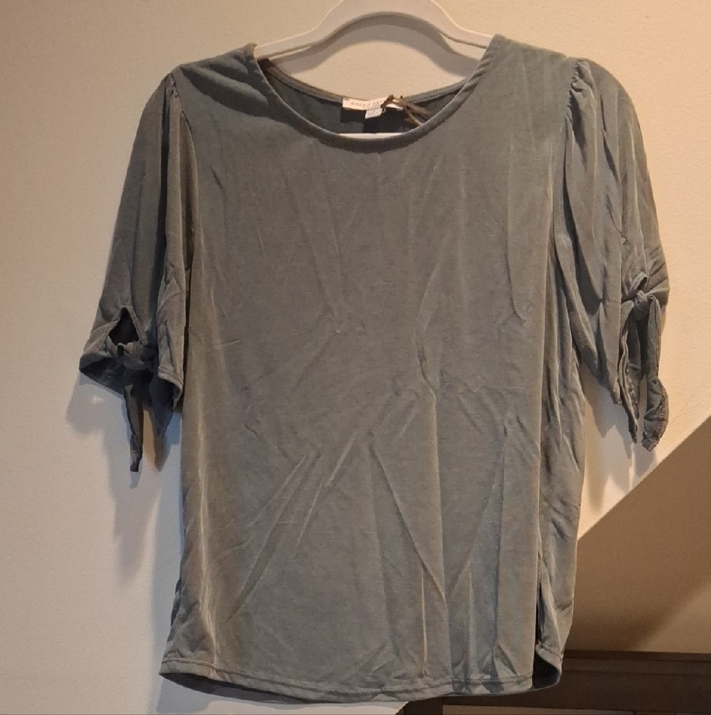 Green Envelope Gray Short Sleeve Top